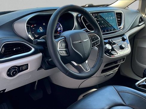 Used 2023 Chrysler Pacifica Touring-L FWD image 17