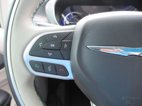 Used 2017 Chrysler Pacifica Platinum FWD image 27