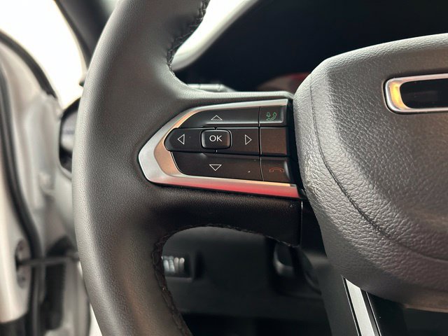 Used 2025 Jeep Compass Latitude AWD/4WD image 8