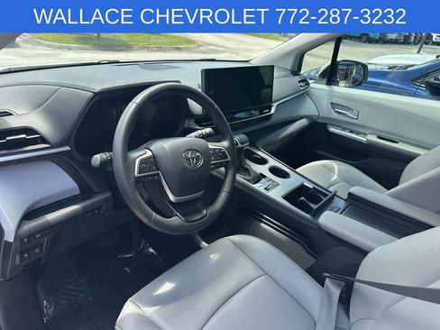 Used 2025 Toyota Sienna XLE FWD image 9