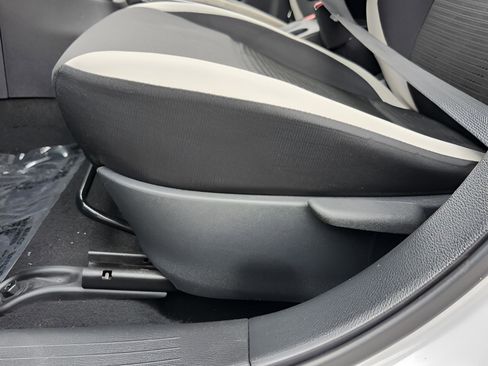 Used 2020 Nissan Versa SV image 10