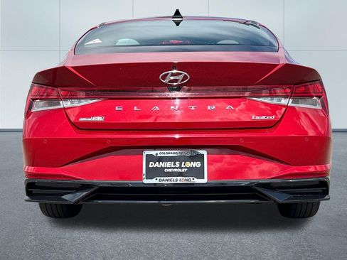 Used 2022 Hyundai Elantra Limited w/ Preferred Accessory Package FWD image 4