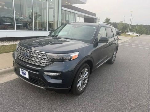 Used 2022 Ford Explorer Limited w/ Equipment Group 301A AWD/4WD image 2