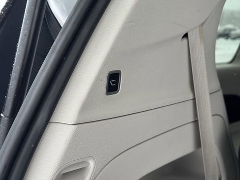 Used 2024 Chrysler Pacifica Touring-L image 38