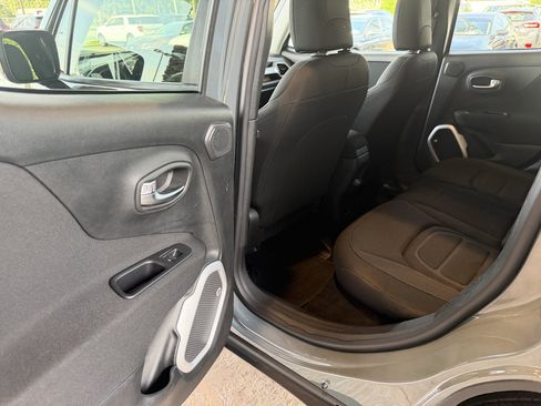 Used 2018 Jeep Renegade Latitude w/ Popular Equipment Group FWD image 28