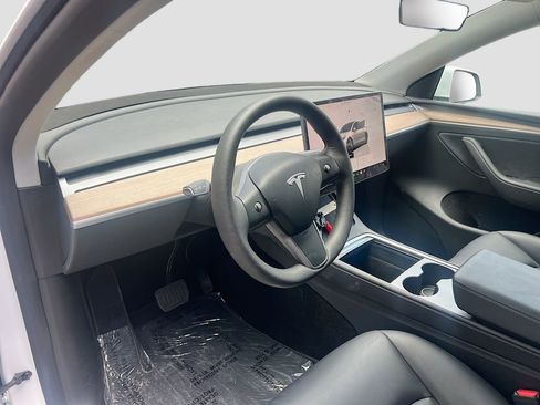 Used 2025 Tesla Model Y Long Range RWD image 9