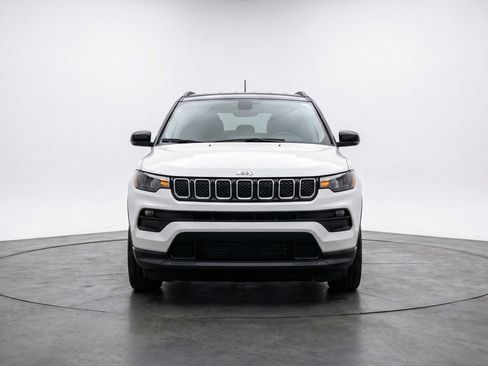 Used 2025 Jeep Compass Limited AWD/4WD image 2