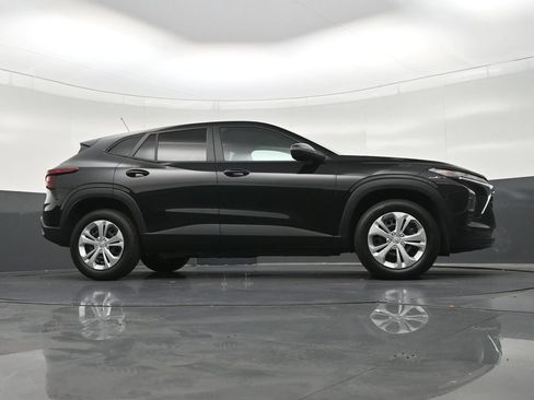 Used 2024 Chevrolet Trax LS FWD image 28