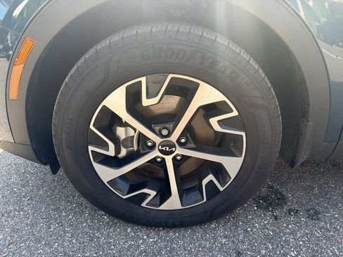 Certified 2025 Kia Sportage EX w/ EX Premium Package AWD/4WD image 24