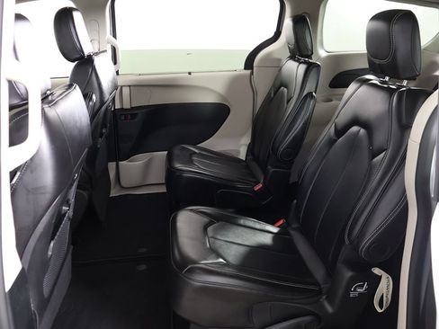 Used 2024 Chrysler Pacifica Touring-L FWD image 32