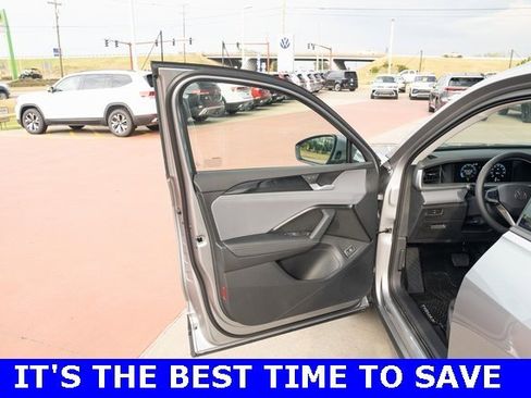 New 2025 Volkswagen Tiguan SE image 11