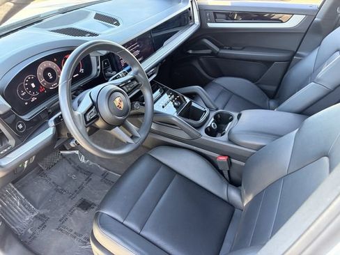 Used 2025 Porsche Cayenne AWD/4WD image 5