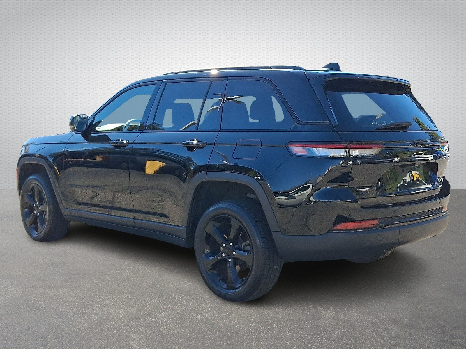 Certified 2023 Jeep Grand Cherokee Altitude AWD/4WD image 4