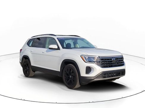 Certified 2026 Volkswagen Atlas SE FWD image 1
