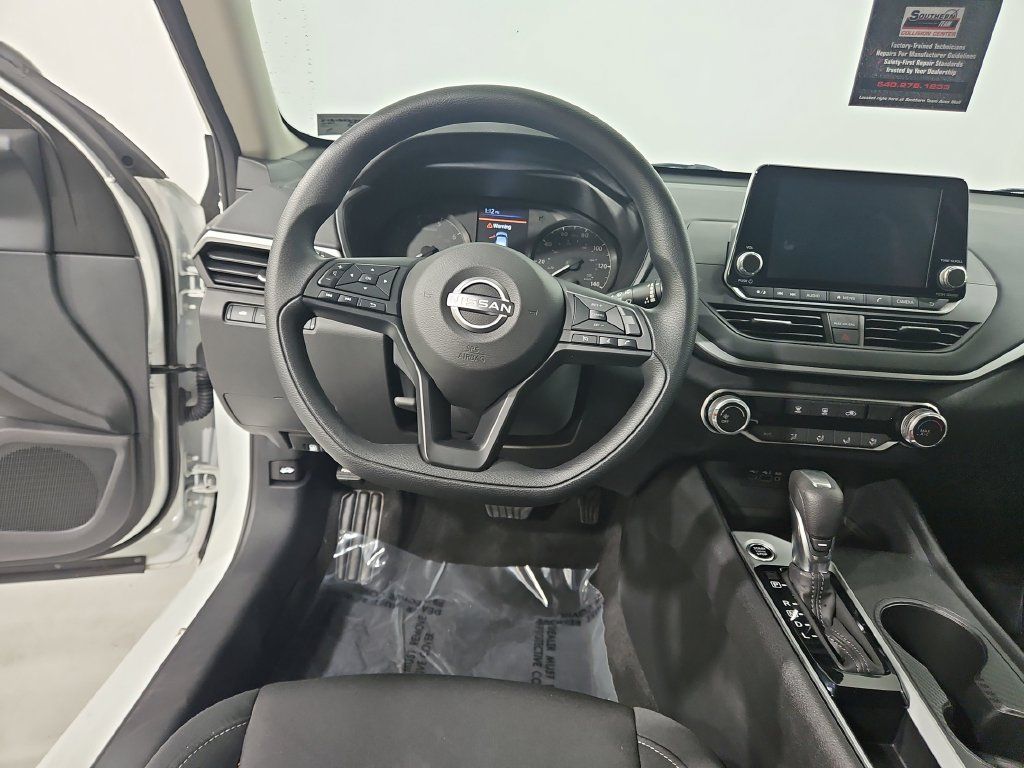 Used 2025 Nissan Altima 2.5 S FWD image 14