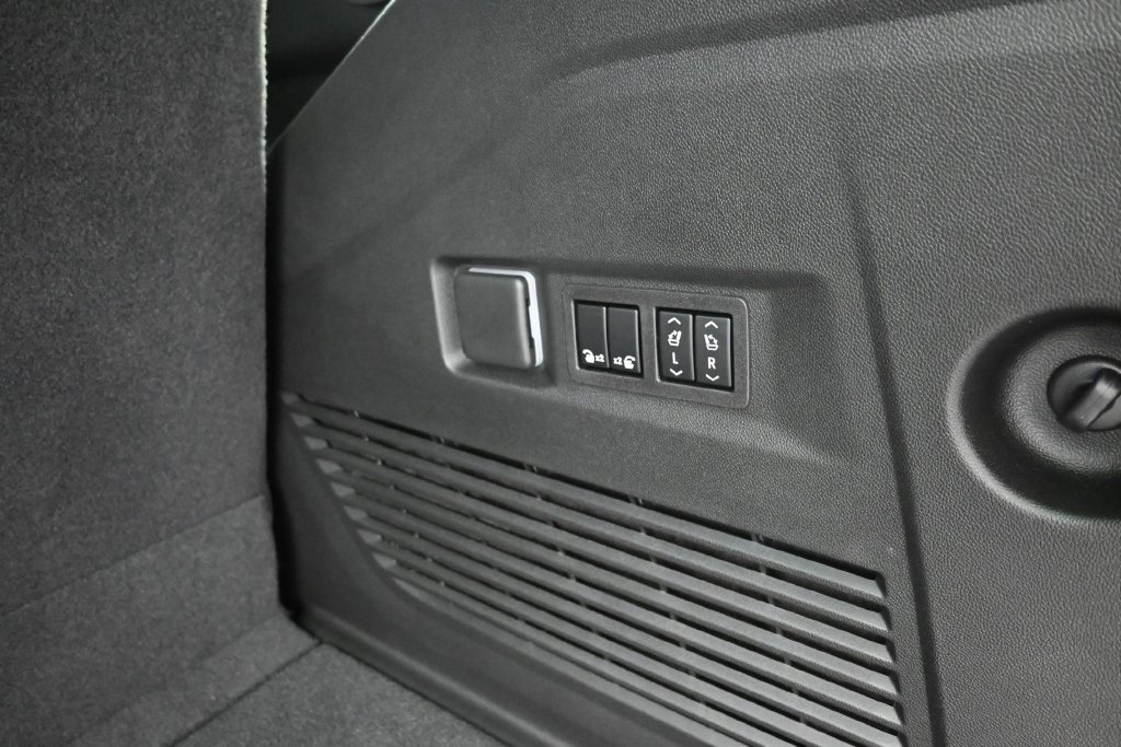 Used 2026 GMC Yukon Denali Ultimate AWD/4WD image 19