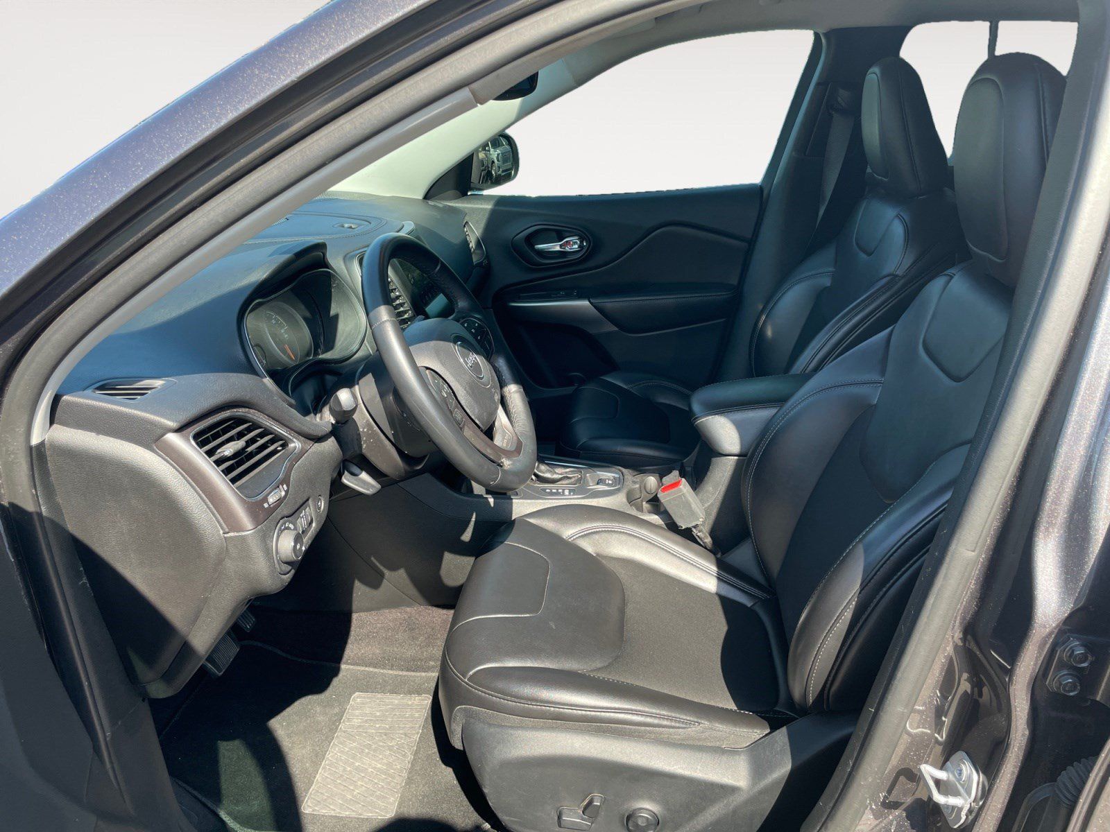 Used 2019 Jeep Cherokee Latitude Plus w/ Comfort/Convenience Group FWD image 14