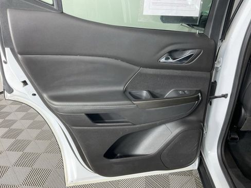 Used 2023 GMC Acadia SLT image 25