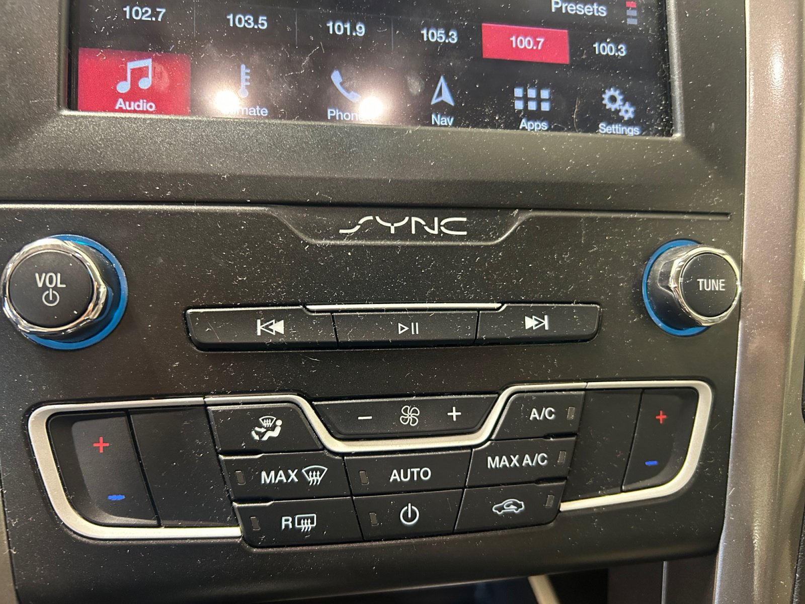 Used 2019 Ford Fusion SE FWD image 15