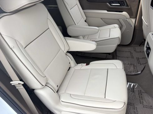 Used 2026 GMC Yukon Denali w/ Denali Reserve Package AWD/4WD image 13