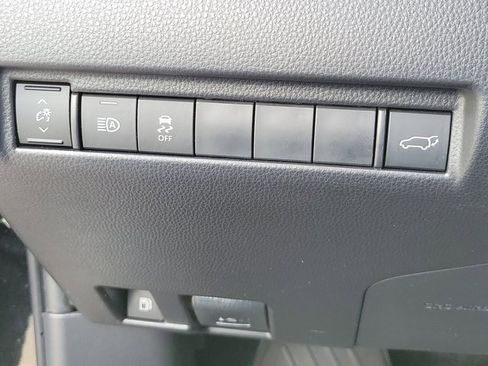 Used 2021 Toyota Venza LE image 23