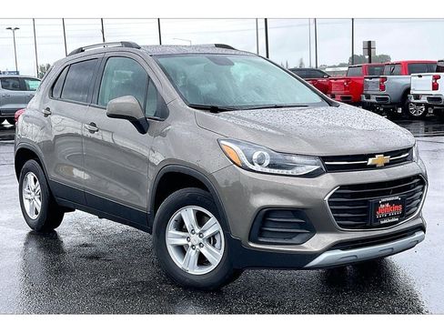 Used 2021 Chevrolet Trax LT w/ Driver Confidence Package AWD/4WD image 2