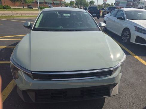 Used 2025 Kia K4 FWD image 2