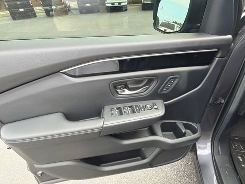 Used 2025 Honda Pilot Touring image 6
