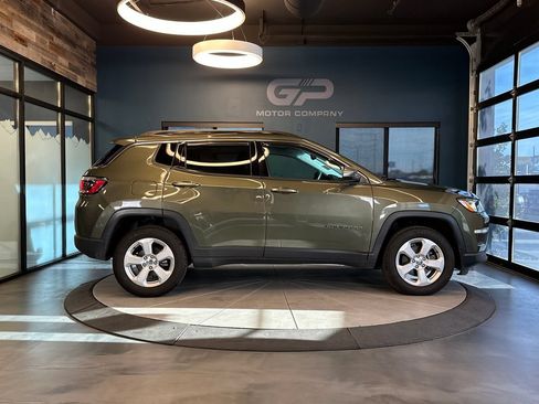 Used 2018 Jeep Compass Latitude w/ Popular Equipment Group AWD/4WD image 2