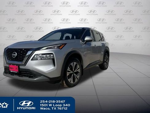 Used 2023 Nissan Rogue SV image 2