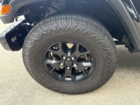 Used 2018 Jeep Wrangler Unlimited Sahara w/ Quick Order Package 24M Moab AWD/4WD image 12