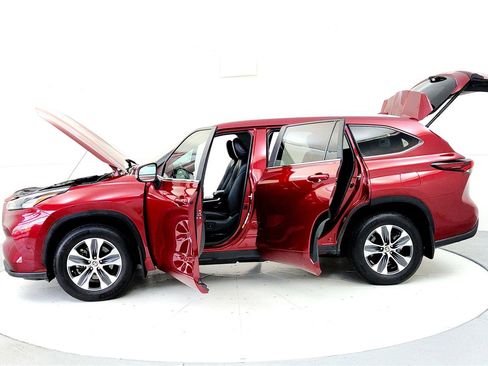 Used 2024 Toyota Highlander XLE AWD/4WD image 10