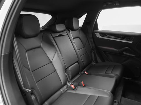 Certified 2025 Porsche Cayenne AWD/4WD image 26