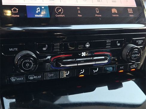 Used 2023 Jeep Grand Cherokee Limited image 20