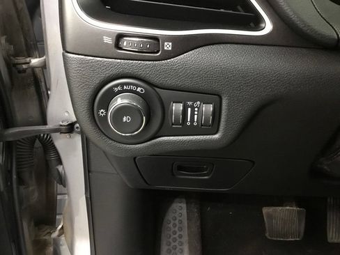 Used 2021 Jeep Cherokee Trailhawk w/ Sun & Sound Group AWD/4WD image 13