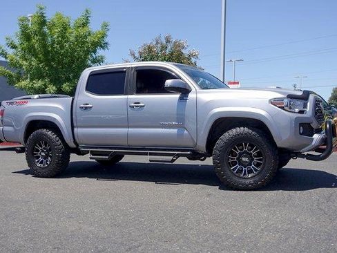 Used 2021 Toyota Tacoma TRD Sport w/ TRD Premium Sport Package AWD/4WD image 5