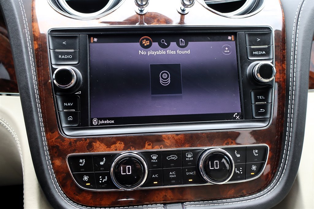Used 2017 Bentley Bentayga AWD/4WD image 37