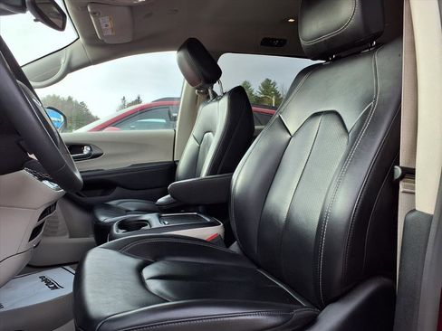 Used 2023 Chrysler Pacifica Touring-L image 19