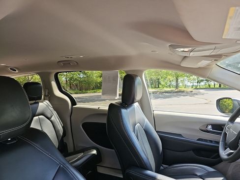 Used 2023 Chrysler Pacifica Touring-L FWD image 13