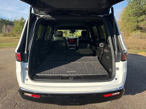 Used 2024 Jeep Wagoneer Series II w/ Flexible Seating Group image 11