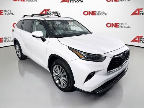Used 2023 Toyota Highlander Platinum FWD image 1