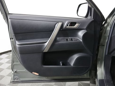 Used 2010 Toyota Highlander SE AWD/4WD image 12