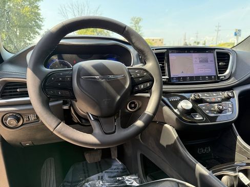 Used 2025 Chrysler Pacifica Limited FWD image 17