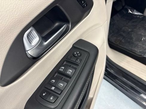 Used 2024 Chrysler Pacifica Limited FWD image 19