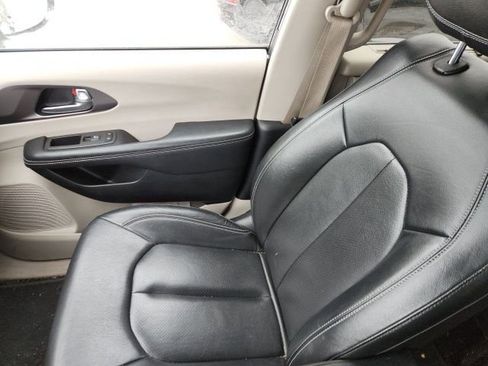 Used 2022 Chrysler Pacifica Touring-L image 13