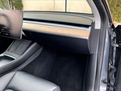 Used 2022 Tesla Model Y Long Range image 18