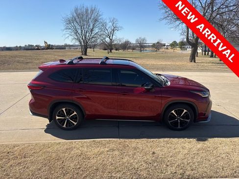 Used 2021 Toyota Highlander XSE image 2