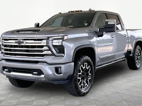 Used 2024 Chevrolet Silverado 2500 High Country w/ High Country Premium Package AWD/4WD image 3