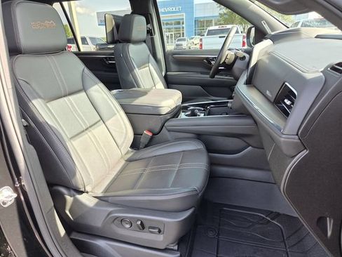 Certified 2025 Chevrolet Suburban High Country AWD/4WD image 19