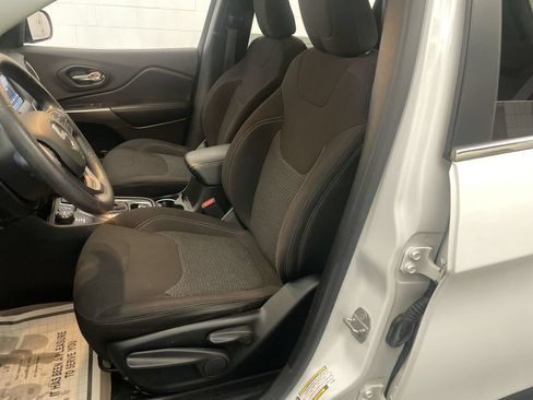 Used 2019 Jeep Cherokee Latitude w/ Popular Appearance Group AWD/4WD image 11